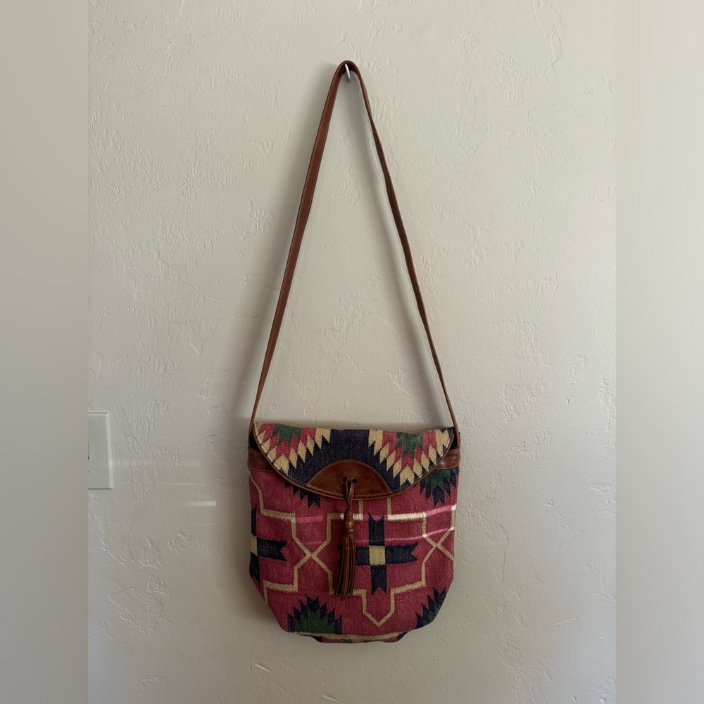 Southwestern-inspired Crossbody Western Bag with tassel detail